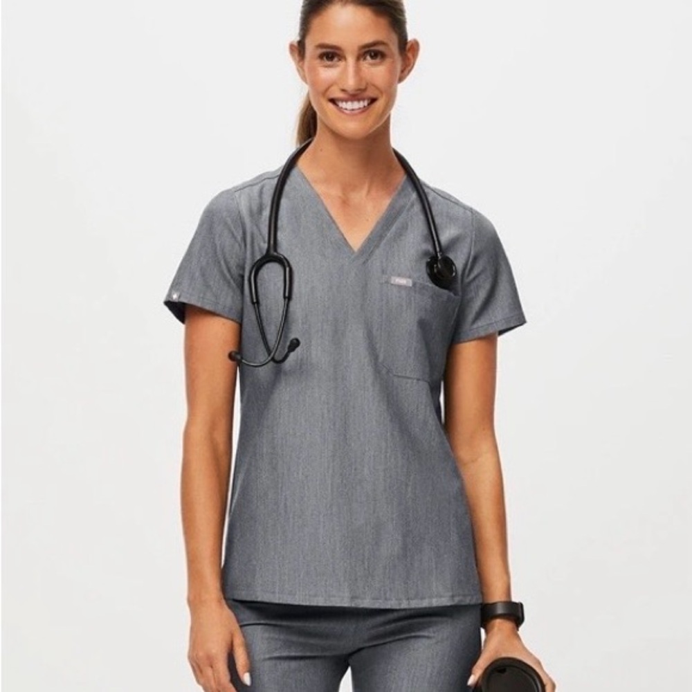 FIGS Women’s Catarina One-Pocket Scrub Top